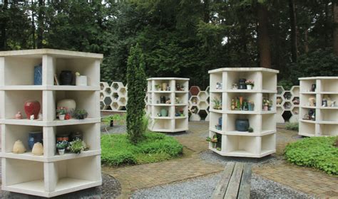 COLUMBARIUM definition in American English .